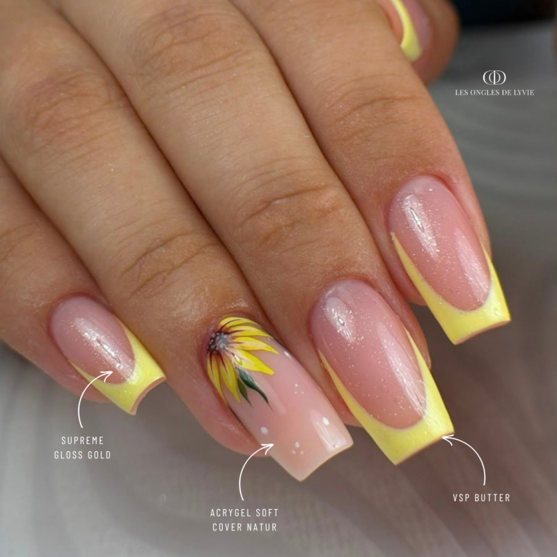 Pose d'ongles carrée avec la finition Supreme Gloss Gold, pailletée dorée