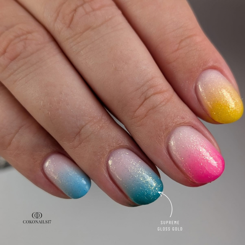 Pose d'ongles ovale avec la finition Supreme Gloss Gold, pailletée dorée