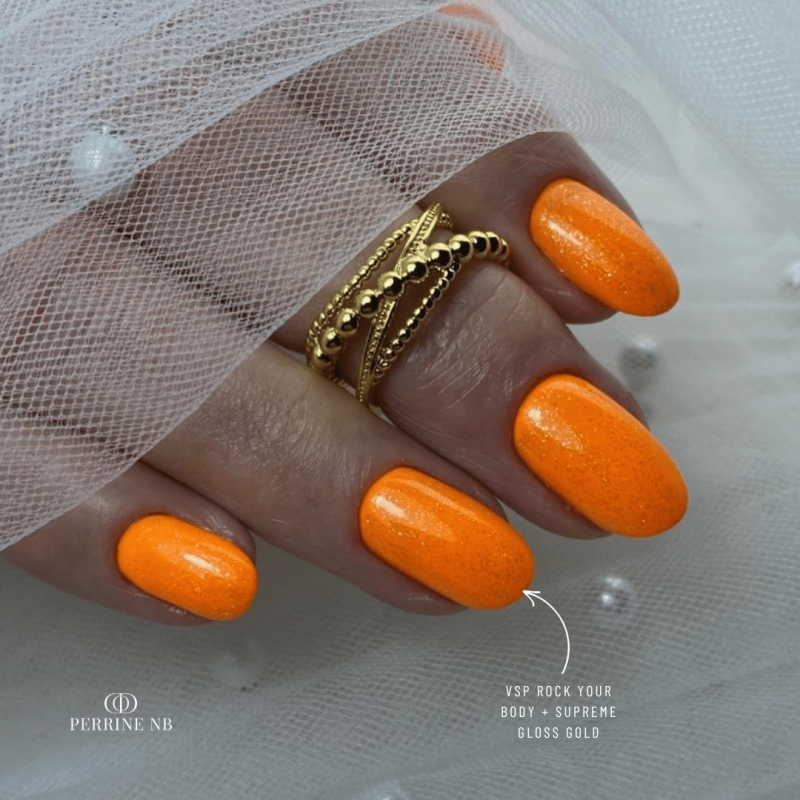 Pose d'ongles ovale avec la finition Supreme Gloss Gold, pailletée dorée