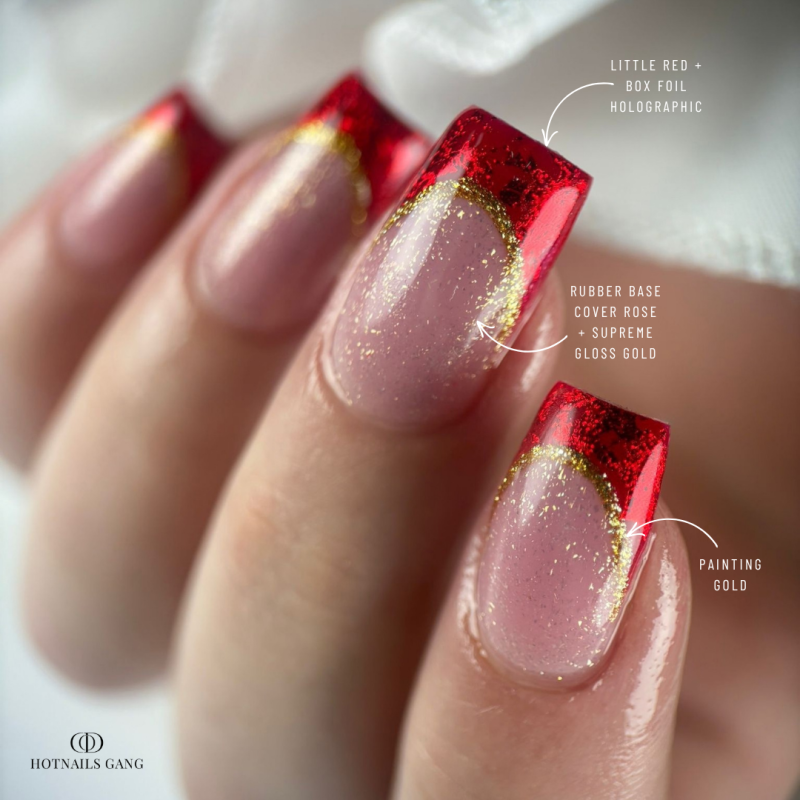 Pose d'ongles carrée avec la finition Supreme Gloss Gold, pailletée dorée