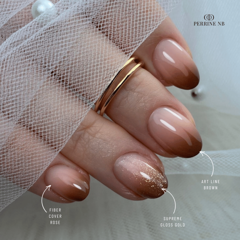 Pose d'ongles ovale avec la finition Supreme Gloss Gold, pailletée dorée