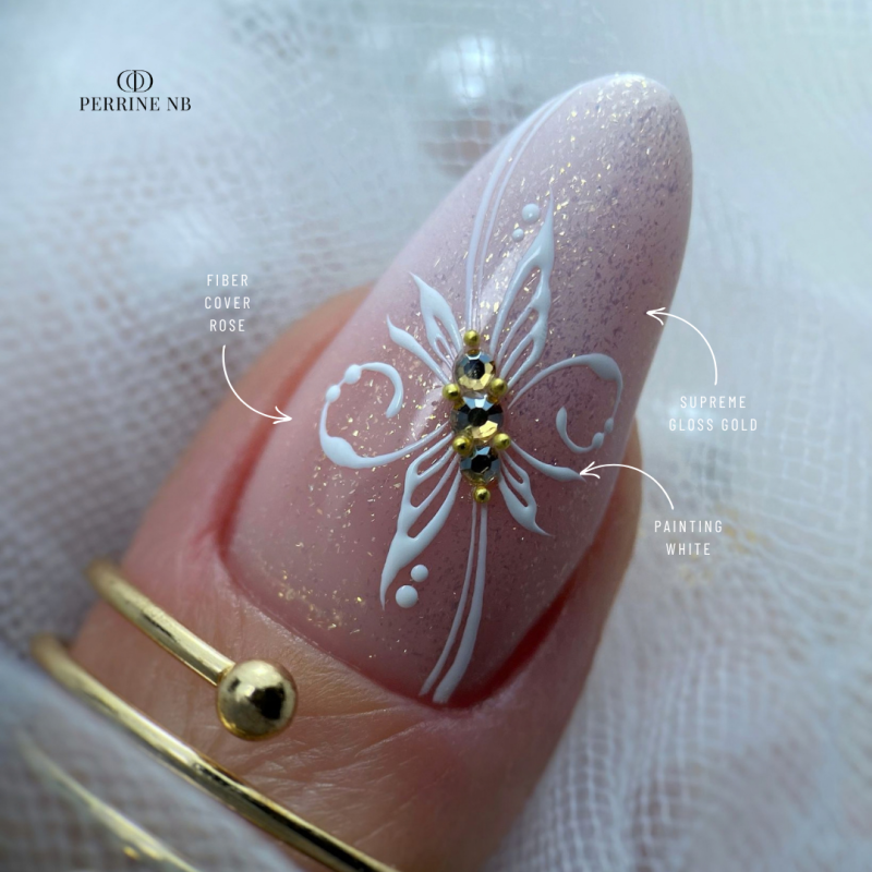 Pose d'ongles en amandes avec la finition Supreme Gloss Gold, pailletée dorée