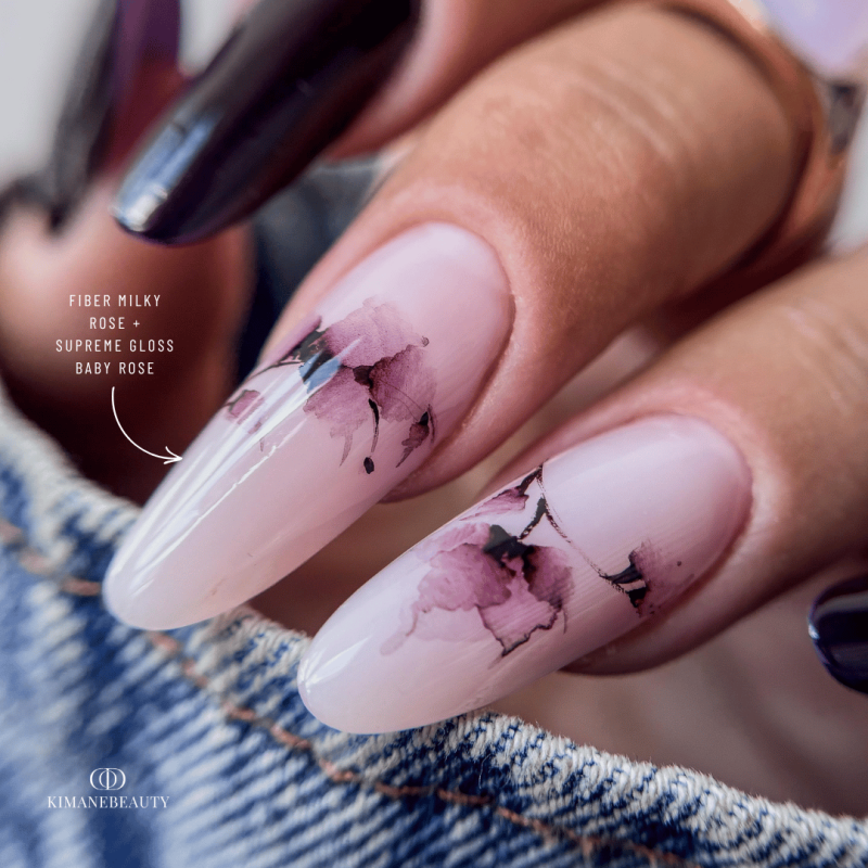 Pose d'ongles en amandes avec la finition Supreme Gloss Baby Rose,  rose très clair laiteux