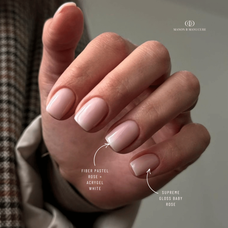 Pose d'ongles en gaiange avec la finition Supreme Gloss Baby Rose,  rose très clair laiteux