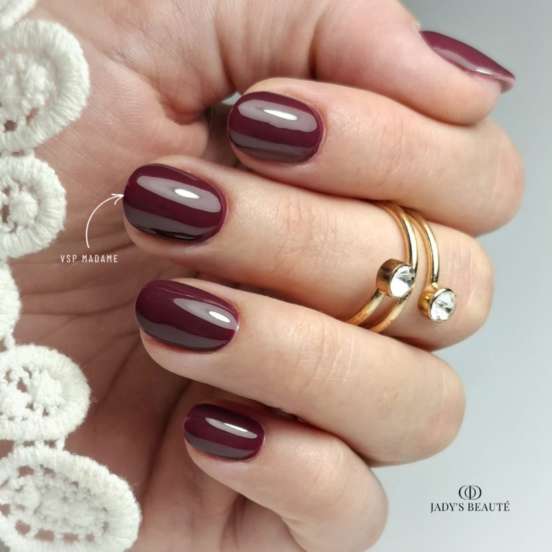 Gainage avec le vernis semi permanent Madame, bordeaux violine profond