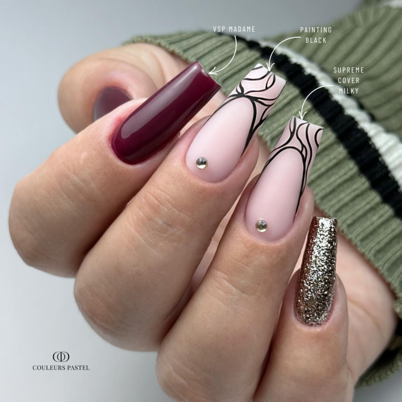 Pose en coffin avec le vernis semi permanent Madame, bordeaux violine foncé
