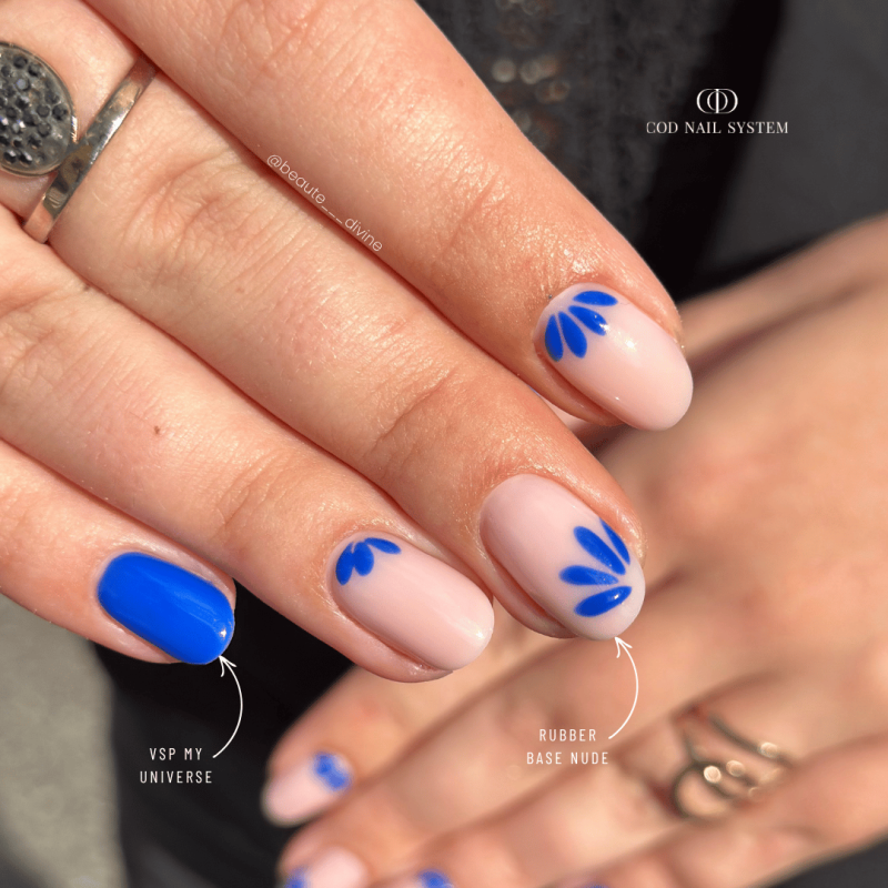 Pose d'ongles ovale avec le vernis semi permanent My Universe, bleu électrique