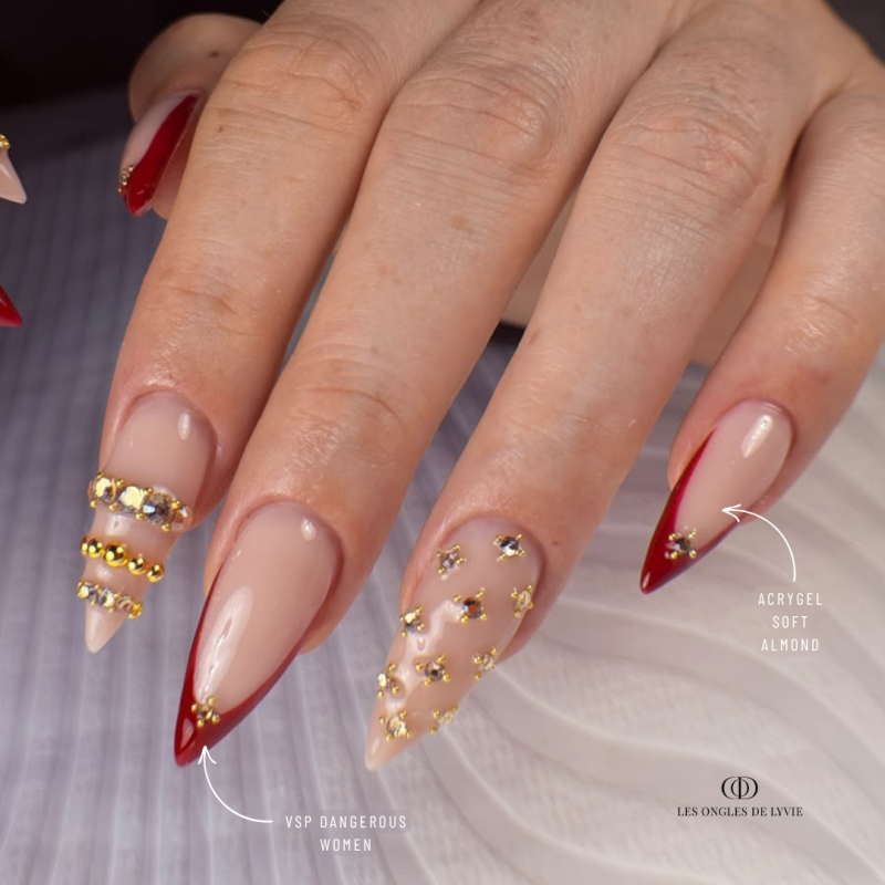 Pose d'ongles stilettos avec l'Acrygel Soft Almond, beige naturel souple et stable