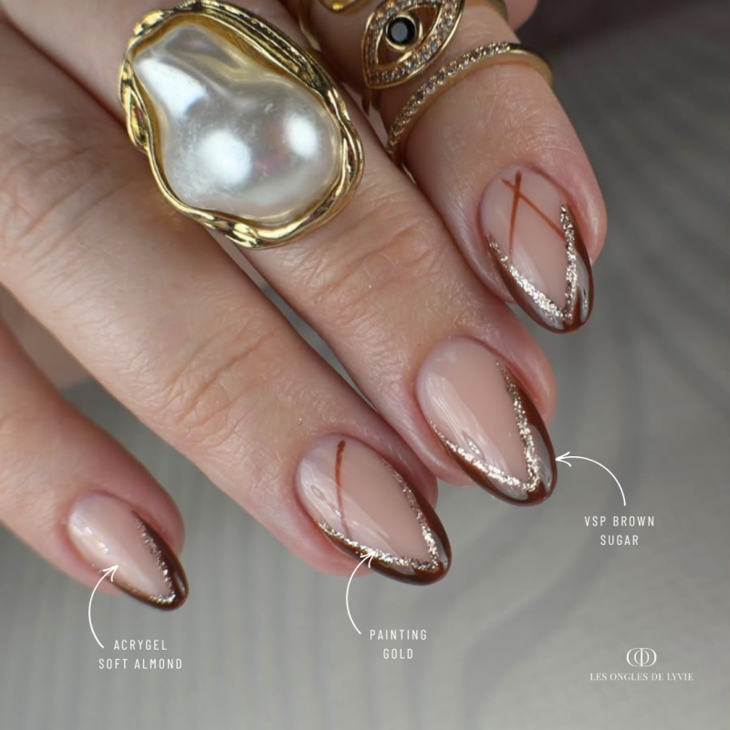 Pose d'ongles en amandes avec l'Acrygel Soft Almond, beige naturel souple et stable