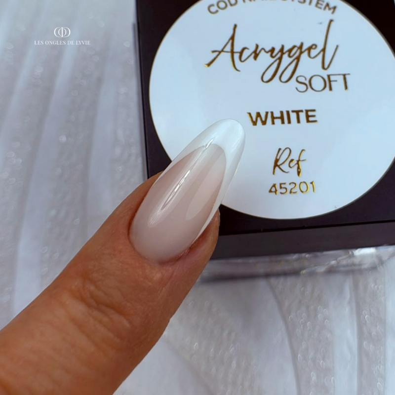 Pose d'ongles en amandes avec l'Acrygel Soft White, blanc laiteux souple et stable