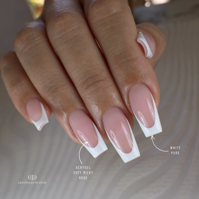 Pose d'ongles en coffin avec l'Acrygel Soft Milky Rose, rose laiteux souple et stable