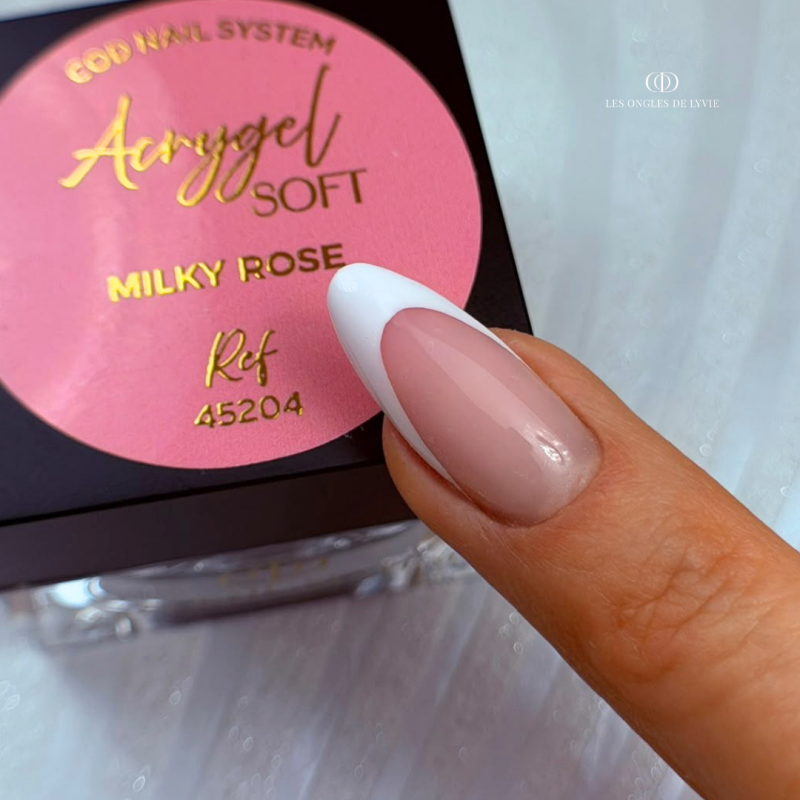 Pose d'ongles en amandes avec l'Acrygel Soft Milky Rose, rose laiteux souple et stable