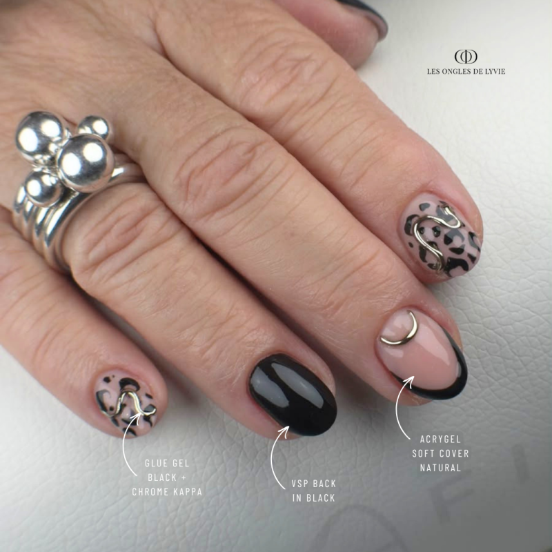 Pose d'ongles ovales avec l'Acrygel Soft Cover Natural, beige rosé souple et stable