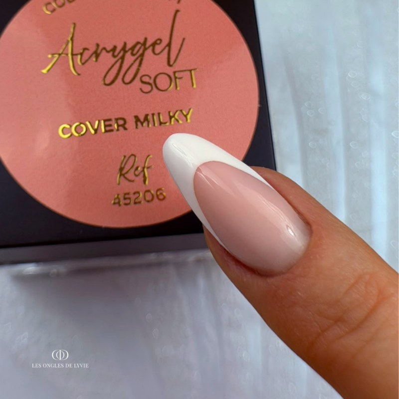Pose d'ongles en amandes avec l'Acrygel Soft Cover Milky, nude pêche souple et stable