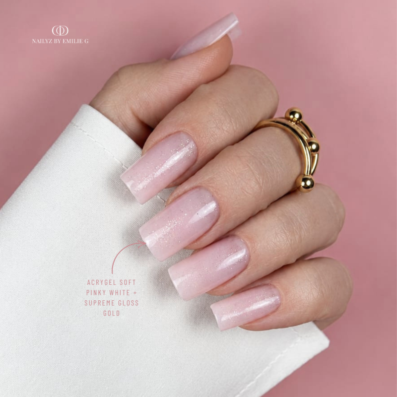 Pose d'ongles carrés avec l'Acrygel Soft Pinky White, rose tendre souple et stable