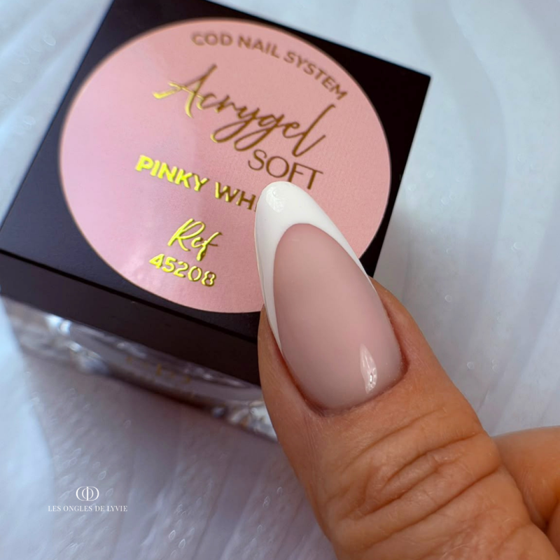 Pose d'ongles en amandes avec l'Acrygel Soft Pinky White, rose tendre souple et stable