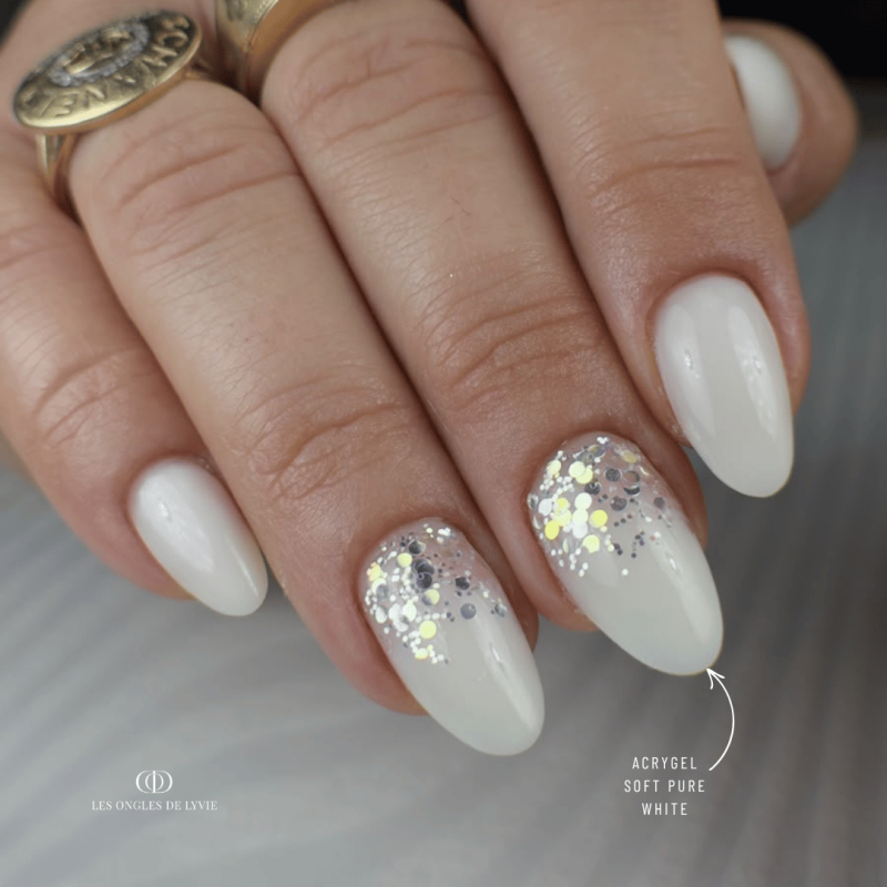 Pose d'ongles en amandes avec l'Acrygel Soft Pure White, blanc pur souple et stable