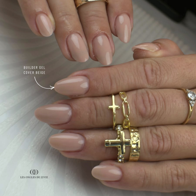 Pose d'ongles en amandes avec le Builder Gel Cover Beige, beige foncé couvrant auto égalisant sans limage