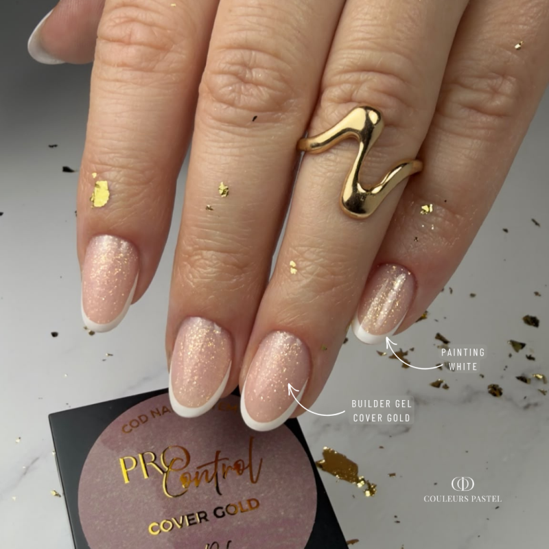 Pose d'ongles ovales avec le Builder Gel Cover Gold, nude pêche micro pailleté doré auto égalisant sans limage