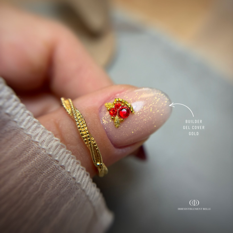 Pose d'ongles ovales avec le Builder Gel Cover Gold, nude pêche micro pailleté doré auto égalisant sans limage