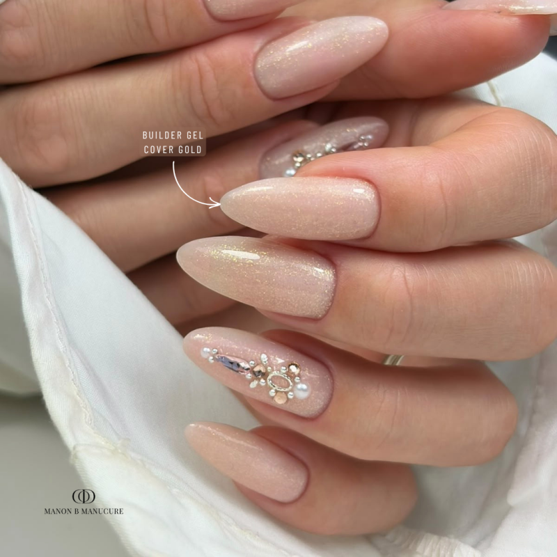 Pose d'ongles en amandes avec le Builder Gel Cover Gold, nude pêche micro pailleté doré auto égalisant sans limage