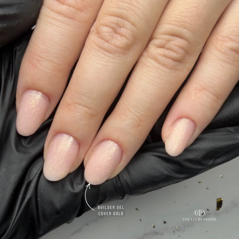 Pose d'ongles ovales avec le Builder Gel Cover Gold, nude pêche micro pailleté doré auto égalisant