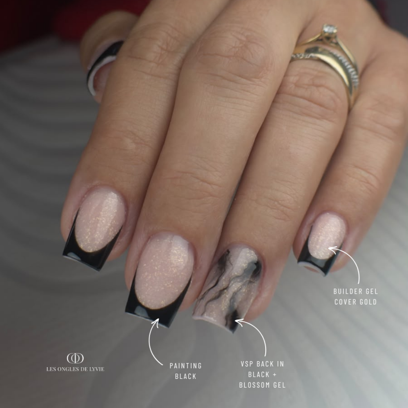 Pose d'ongles carrés avec le Builder Gel Cover Gold, nude pêche micro pailleté doré auto égalisant sans limage
