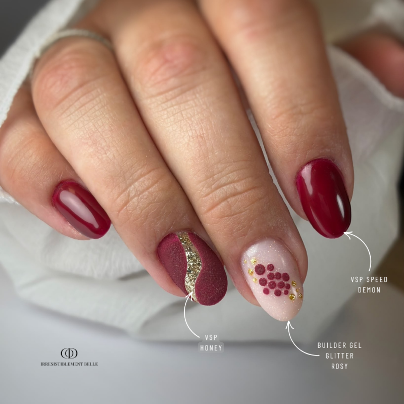 Pose d'ongles ovales avec le Builder Gel Glitter Rosy, rose clair pailleté holographique auto égalisant sans limage