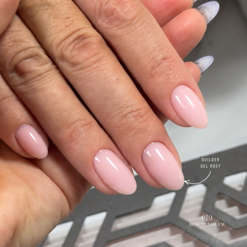 Pose d'ongles ovales avec le Builder Gel Rosy, rose tendre auto égalisant sans limage
