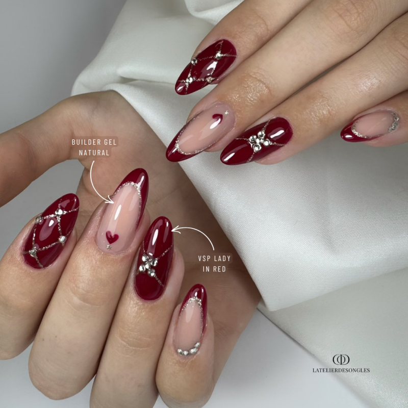 Pose d'ongles en amandes avec le Builder Gel Natural, beige rosé natural auto égalisant sans limage