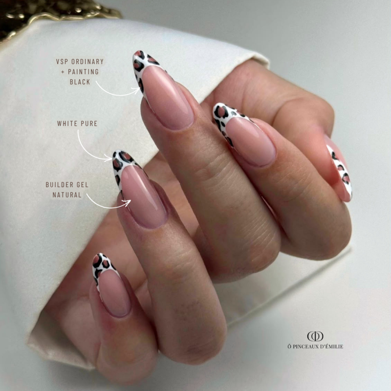 Pose d'ongles en amandes avec le Builder Gel Natural, beige rosé natural semi égalisant