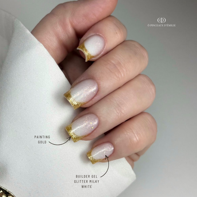 Pose d'ongles carrés avec le Builder Gel Glitter Milky White, blanc laiteux flakes aurora auto égalisant