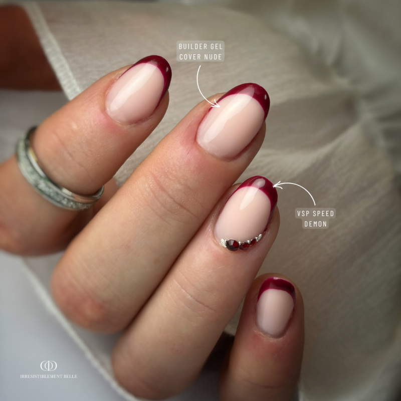 Pose d'ongles ovales avec le Builder Gel Cover Nude, nude pêche auto égalisant