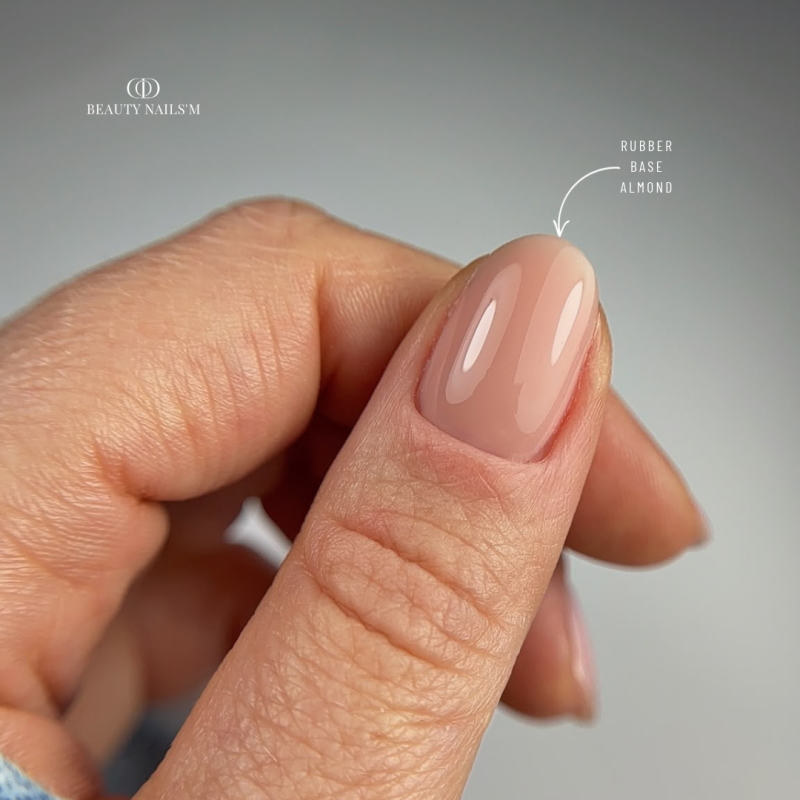 Pose d'ongles ovale renfo avec la Rubber Base Almond, beige rosé fluide et non collante