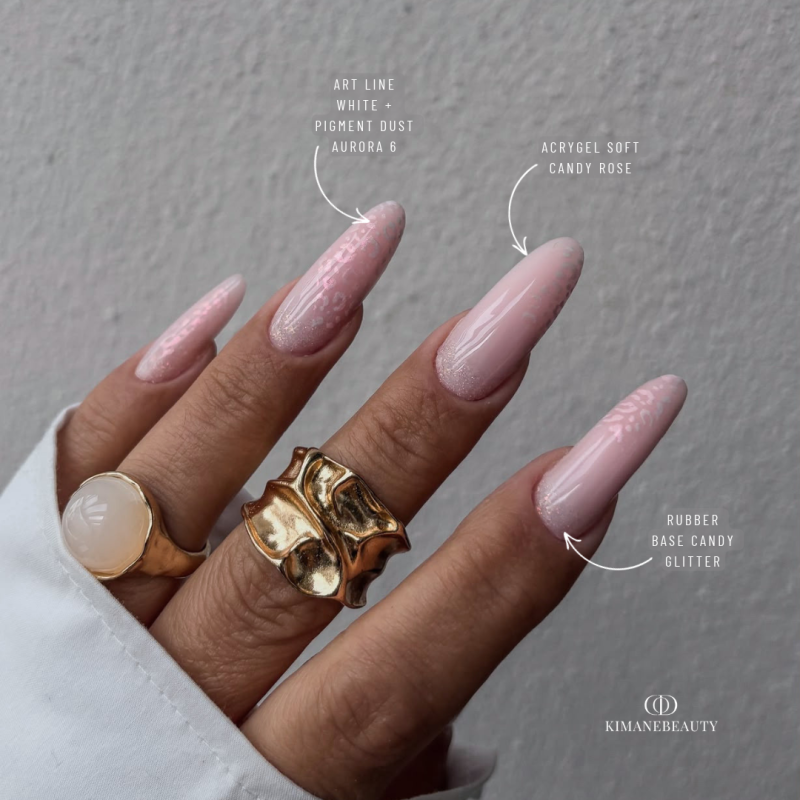 Pose d'ongles en amandes avec l'Acrygel Soft Candy Rose, blanc rosé laiteux souple et stable