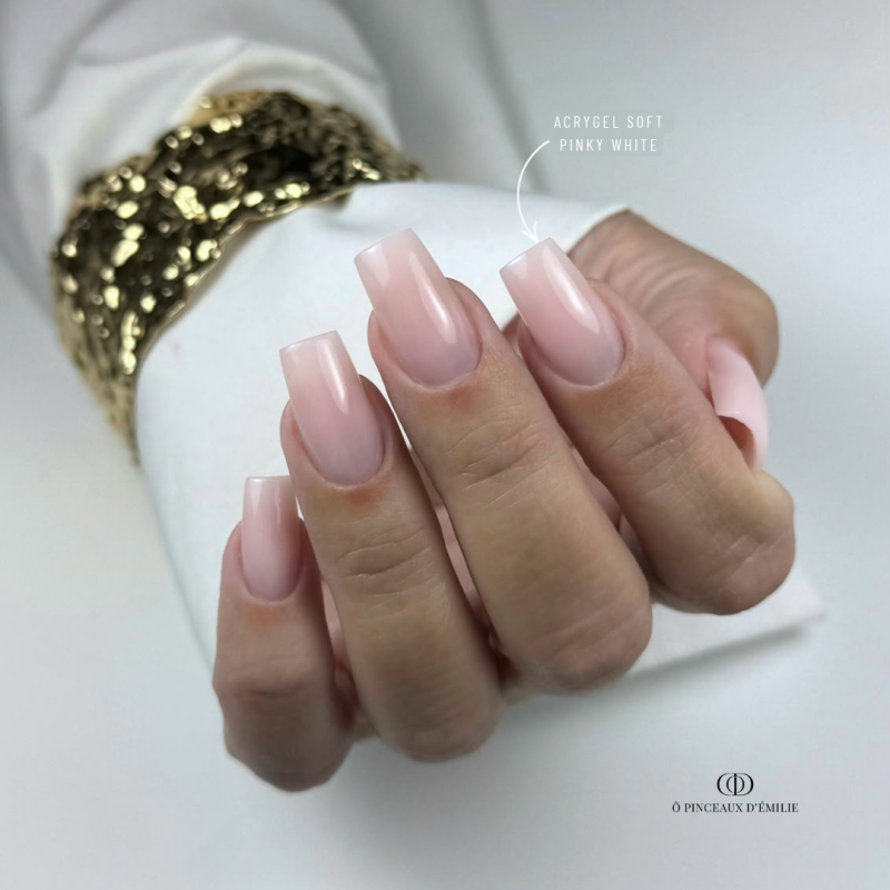 Pose d'ongles carrés avec l'Acrygel Soft Pinky White, rose tendre souple et stable