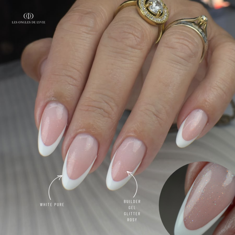 Pose d'ongles en amandes avec le Builder Gel Glitter Rosy, rose clair pailleté holographique auto égalisant