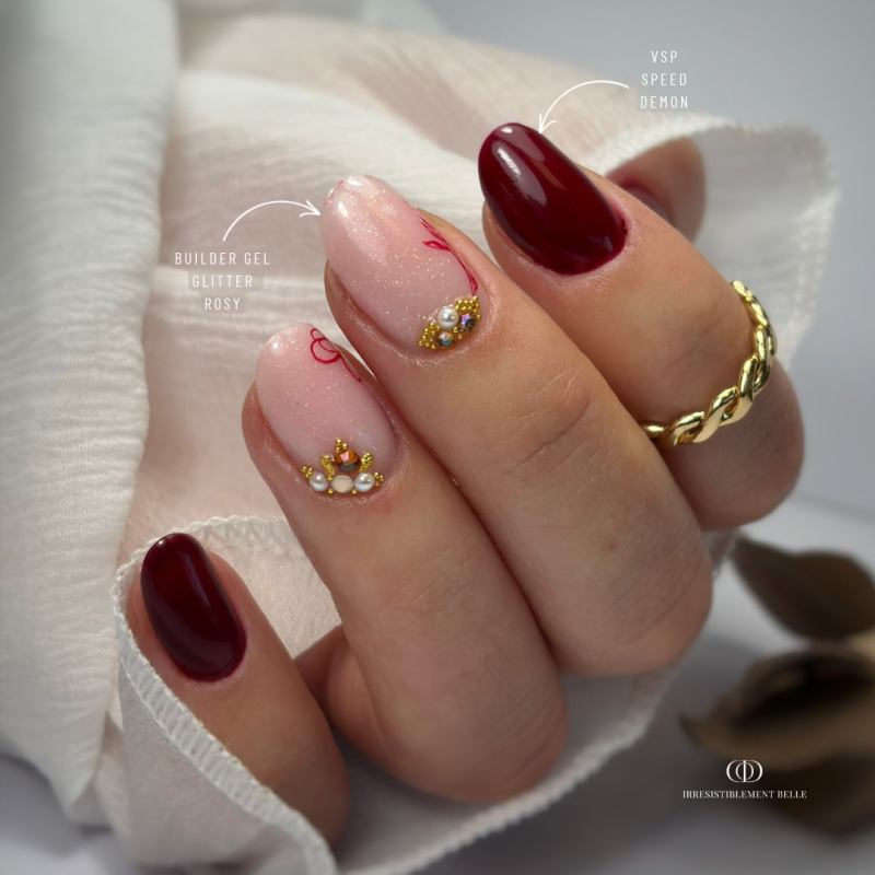 Pose d'ongles ovales avec le Builder Gel Glitter Rosy, rose clair pailleté holographique auto égalisant sans limage