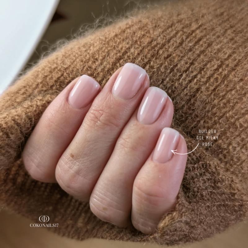 Pose d'ongles en gainage avec le Builder Gel Milky Rose, rose laiteux auto égalisant