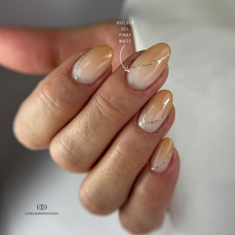 Pose d'ongles en en amandes avec le Builder Gel Pinky White, blanc rosé laiteux auto égalisant sans limage