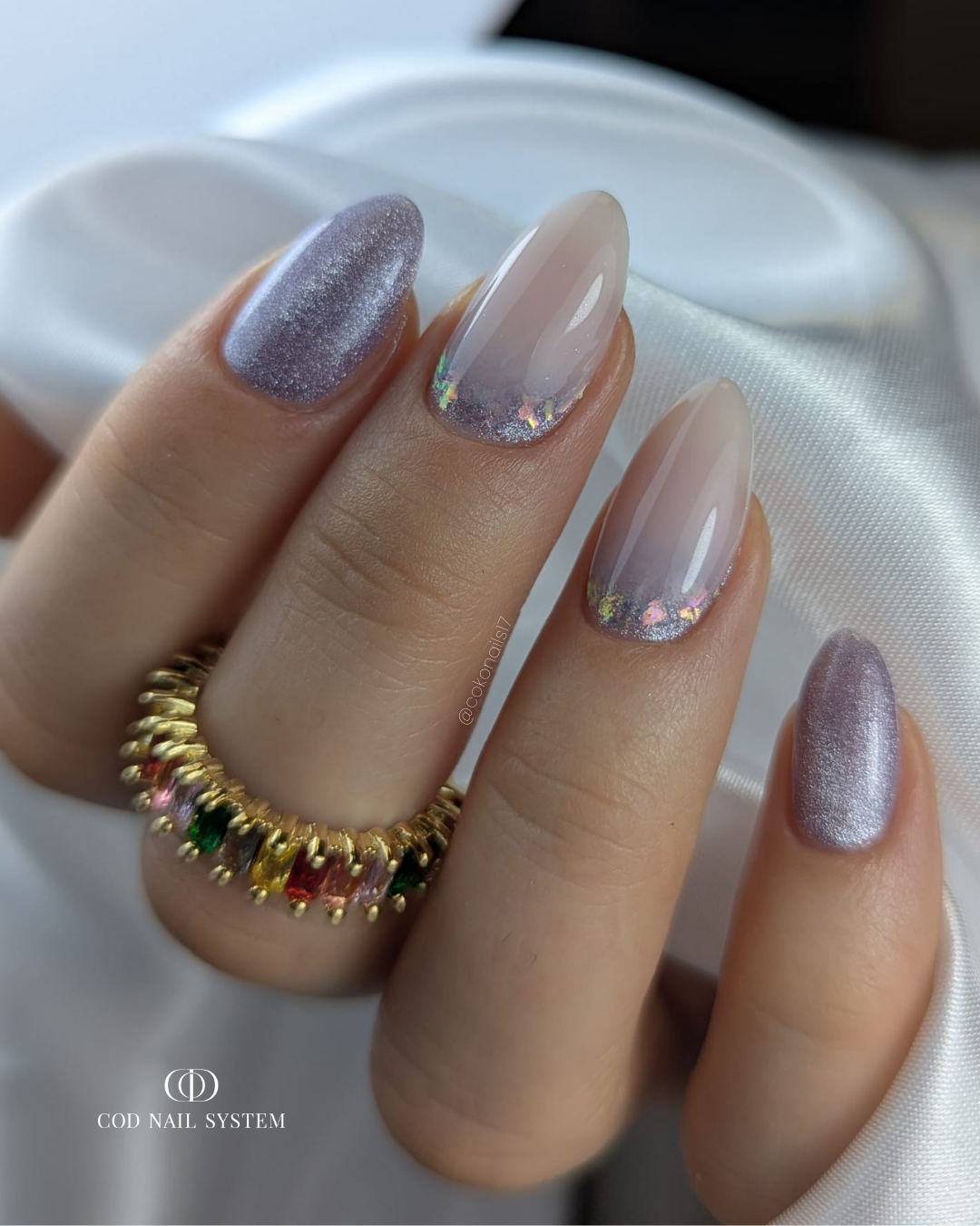 Pose d'ongles violets cat eye avec cutiglitter Pose d'ongles violets cat eyes avec cutiglitter