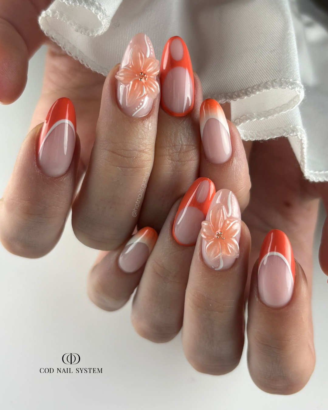 Pose d'ongles amandes oranges avec french et fleur 3D Pose d'ongles en amandes oranges avec french dégradés et double et fleurs 3D