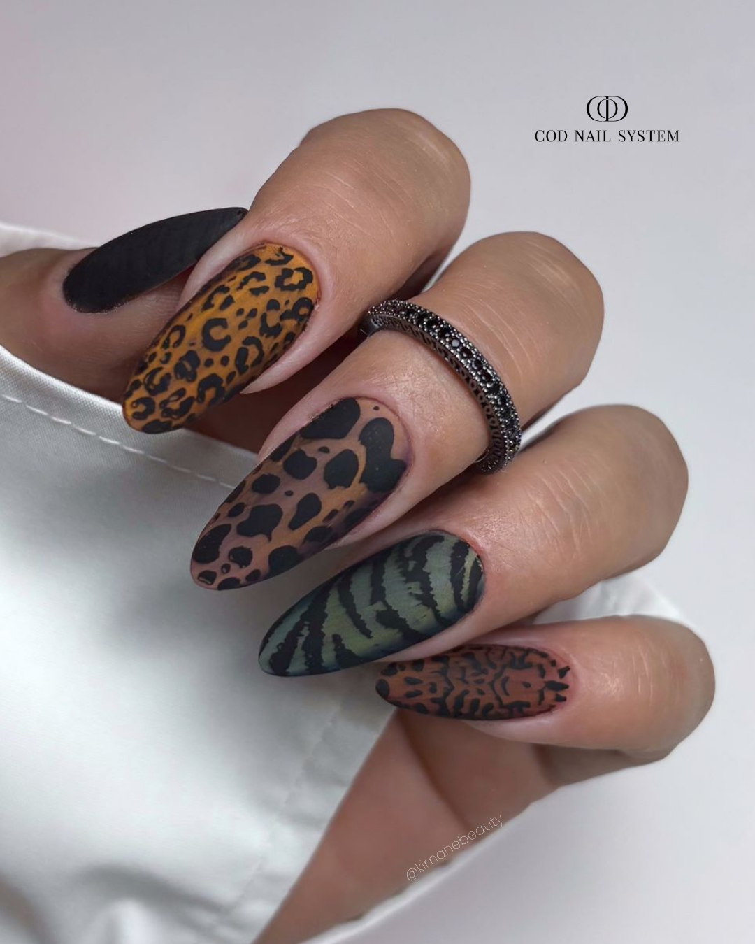 Pose d'ongles amandes cat eyes matt avec nail art animal Pose d'ongles en amandes cat eyes matt avec stamping animal