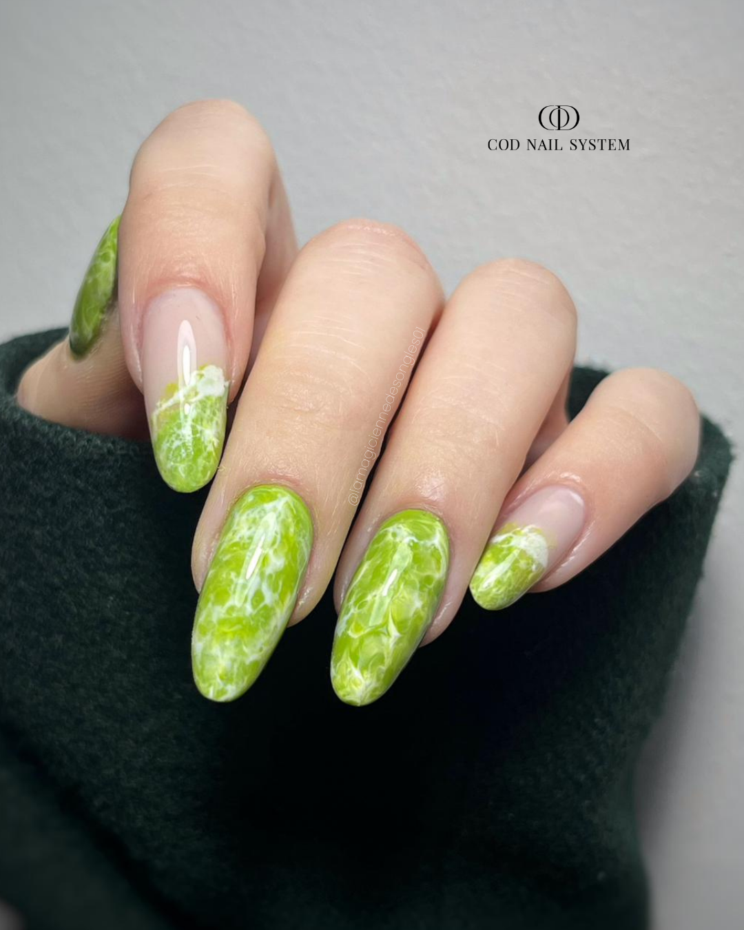 Pose d'ongles vert matcha et marbrés Pose d'ongles en amandes vert matcha avec effet marbré
