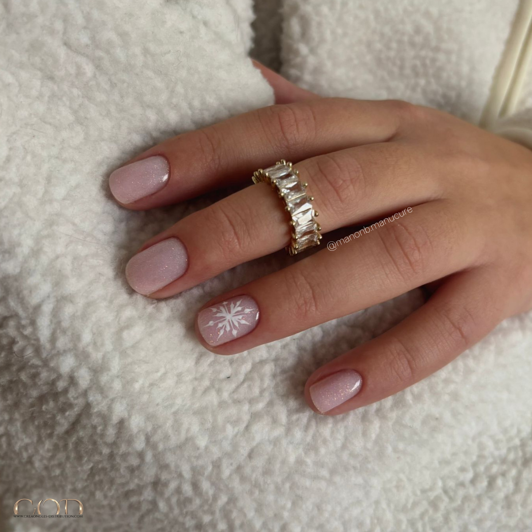 Pose d'ongles carrée longue bleu pétrole