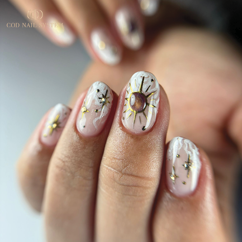 Nail art soleil dorée sur des ongles oval
