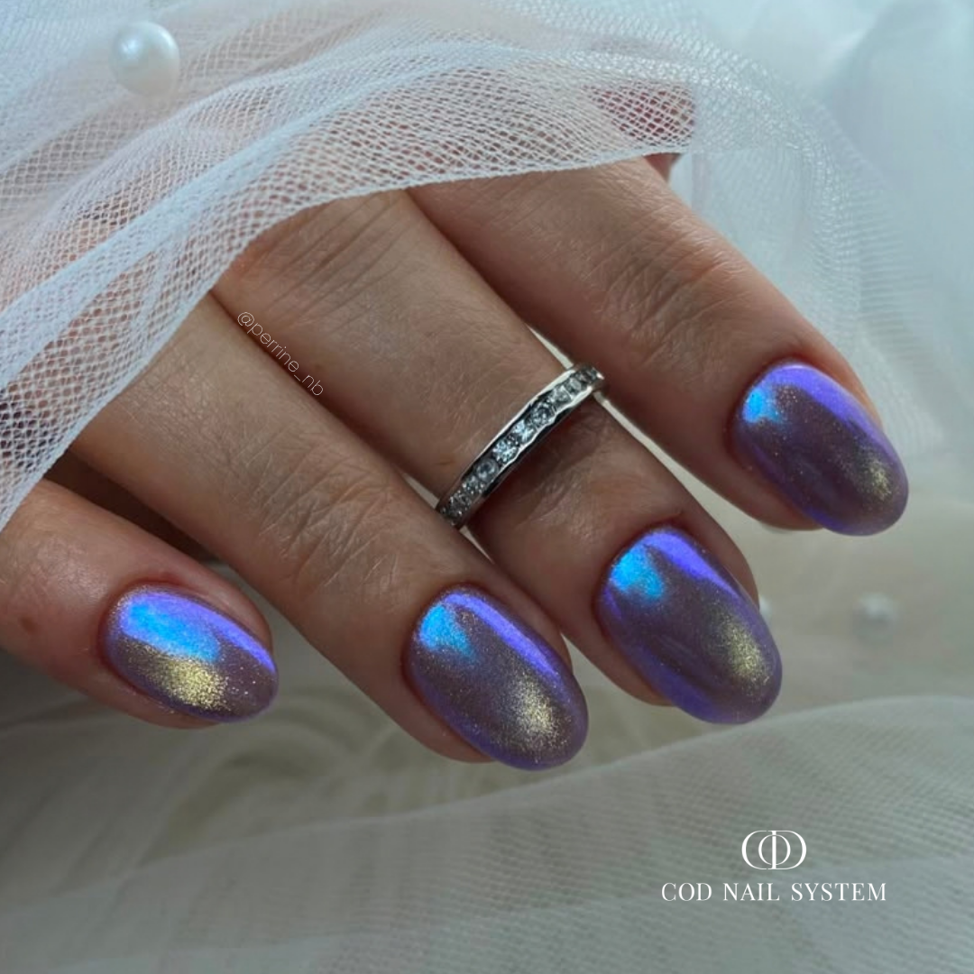 Pose d'ongles ovale cat eye aurora avec finition ultra glossy