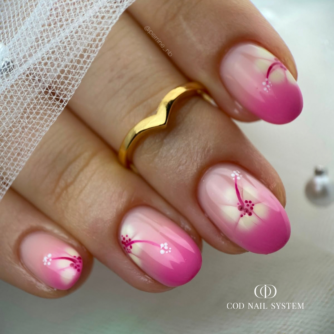 Pose d'ongles ovale avec nail art et finition ultra glossy