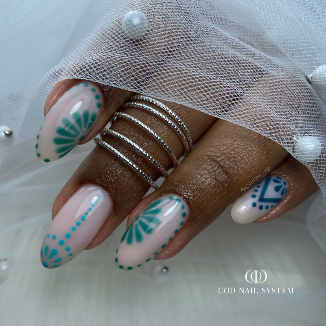 Pose d'ongles en amandes avec nail art et fintion ultra glossy