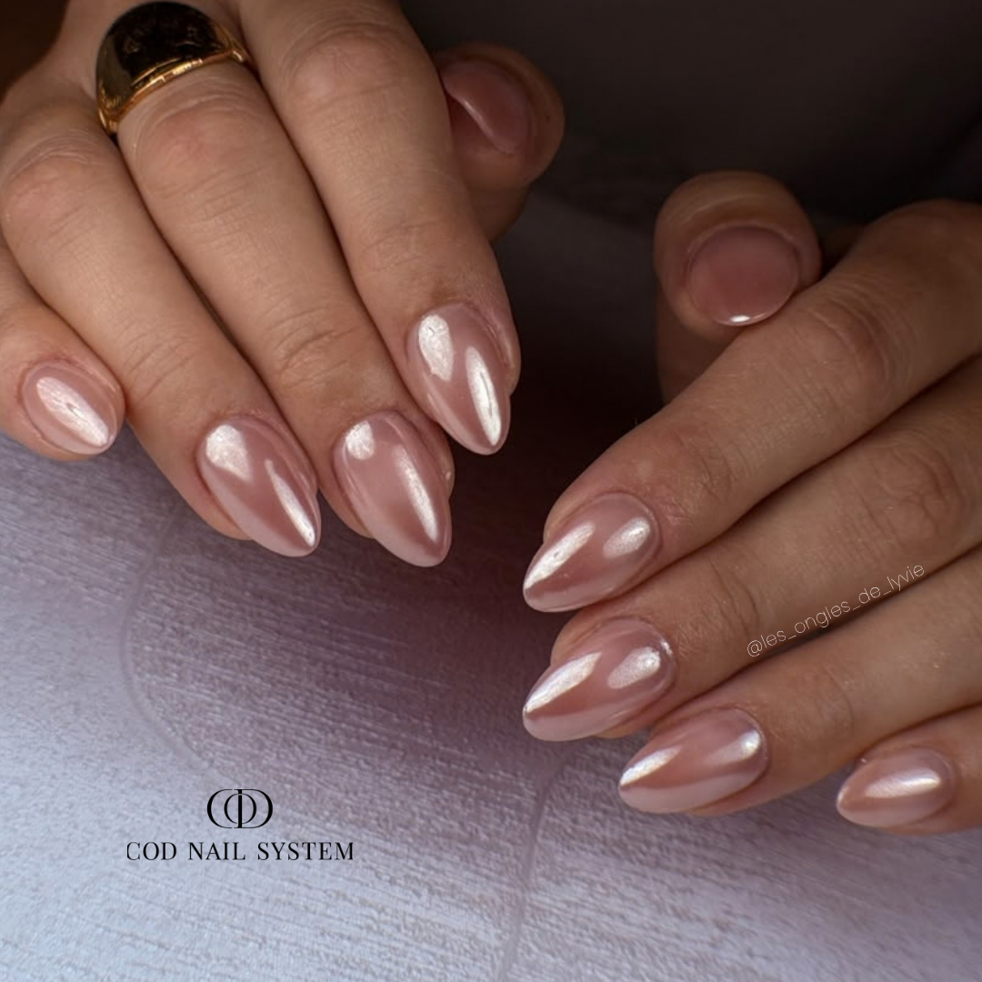 Pose d'ongles en amandes avec finition pour pigment